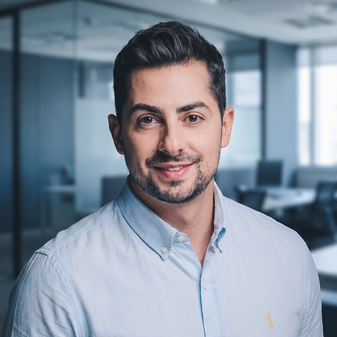 Retrato de Thiago Eik, sócio fundador da Benqme.